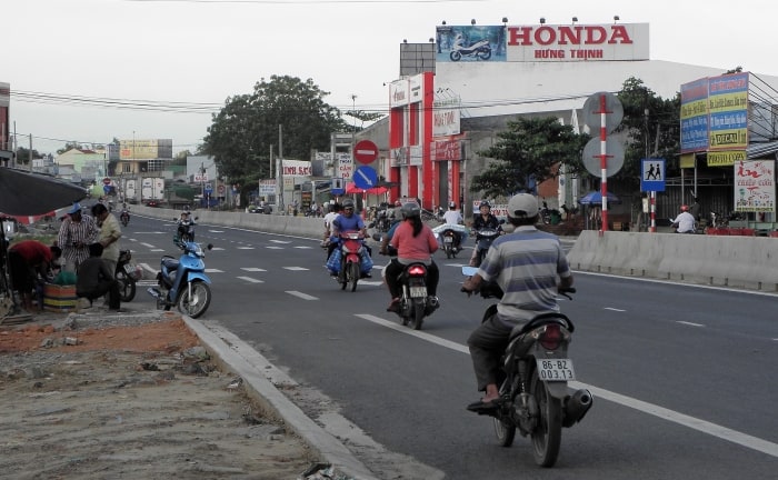 Pravý Vietnam, kde Vietnamští motorkáři jezdí v jakémkoliv směru si zachtějí.