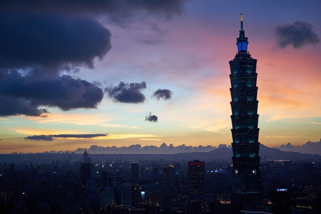 Pohled na Taipei a její pýchu Taipei 101 při západu slunce.